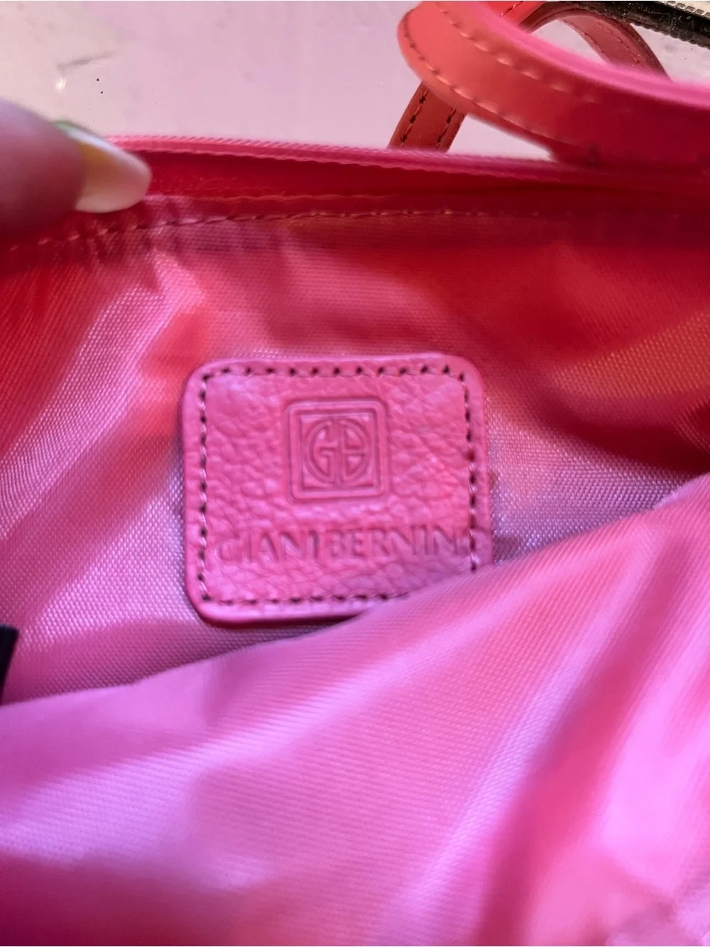 Giani Bernini genuine leather wristlet in a bright pink/fuchsia pebbled leather.